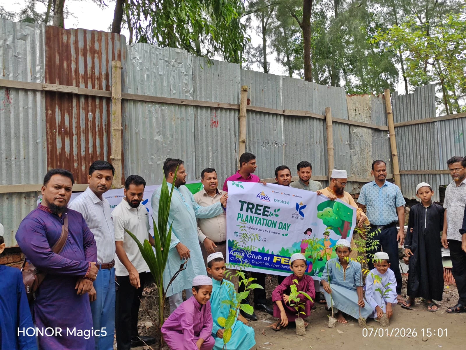 এপেক্স ক্লাব অব ফেনীর বৃক্ষরোপণ ও খাবার বিতরণ কর্মসূচি পালিত
