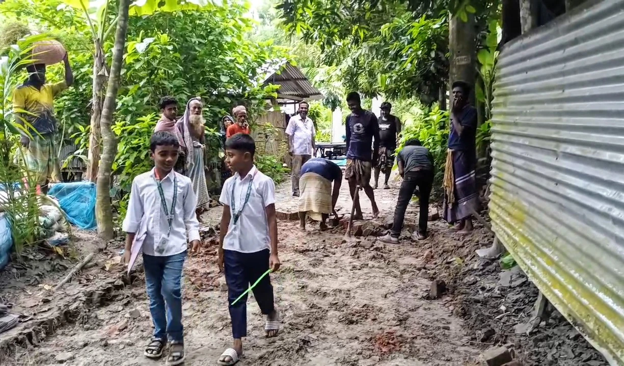 কালকিনিতে নিজ অর্থে রাস্তা সংস্কার করে প্রশংসায় সমাজসেবক বাদল তালুকদার