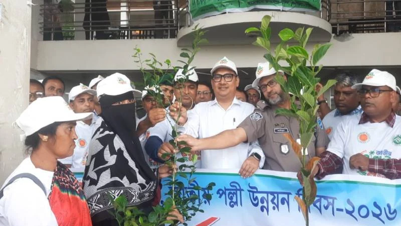 টুঙ্গিপাড়ায় প্রথমবার জাতীয় পল্লী উন্নয়ন দিবস উদযাপিত: ক্ষুদ্র ঋণ ও চারা বিতরণ