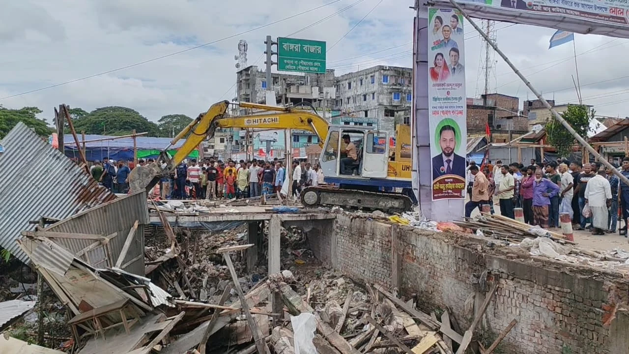 নবীনগরে সওজের অভিযানে ৩ শতাধিক অবৈধ স্থাপনা উচ্ছেদ