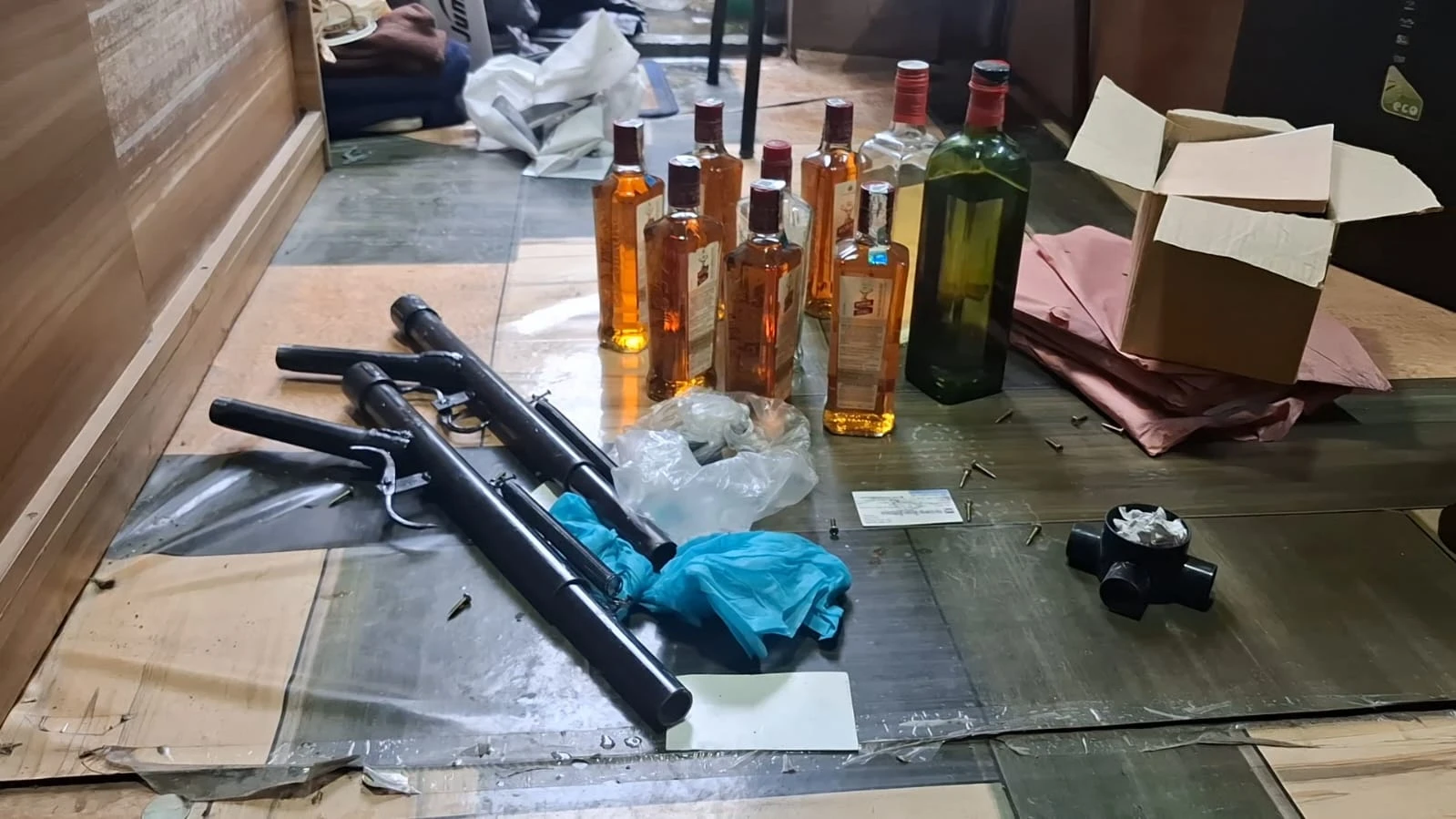 জামালপুরে আইনজীবীর অফিসে অভিযান, পাইপগান, গুলি ও ককটেল সদৃশ বস্তু উদ্ধার