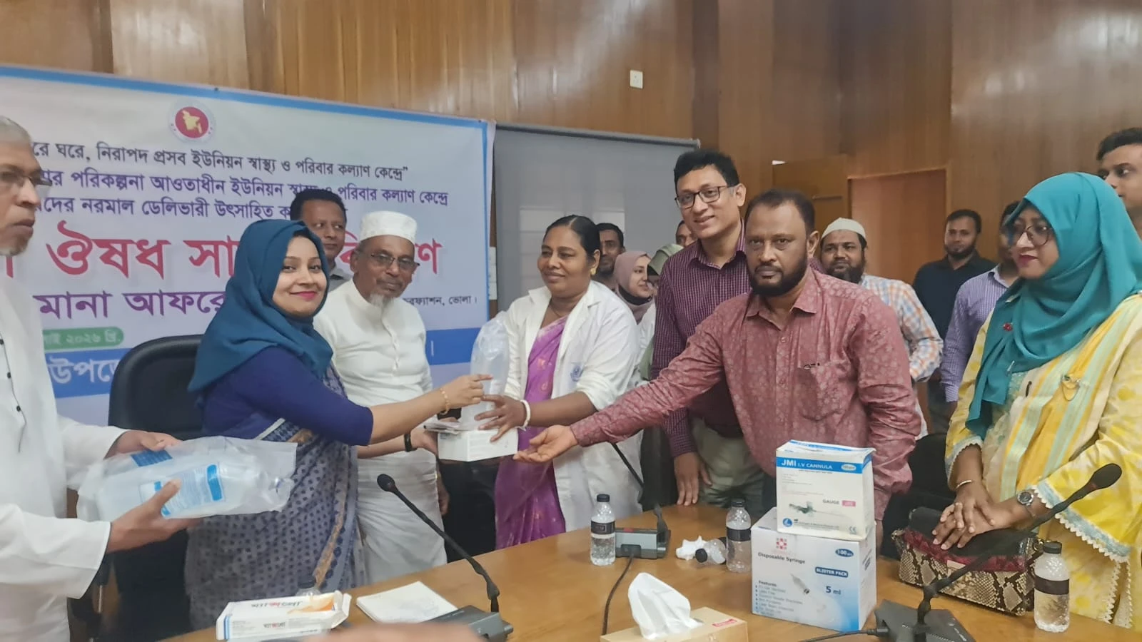 চরফ্যাশনে নরমাল ডেলিভারি উৎসাহিত করতে জরুরি ওষুধ ও চিকিৎসাসামগ্রী বিতরণ