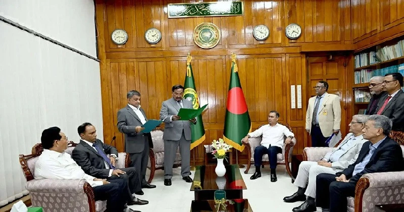 প্রধানমন্ত্রীর উপস্থিতিতে শপথ নিলেন নবনির্বাচিত এমপি সরোয়ার আলমগীর