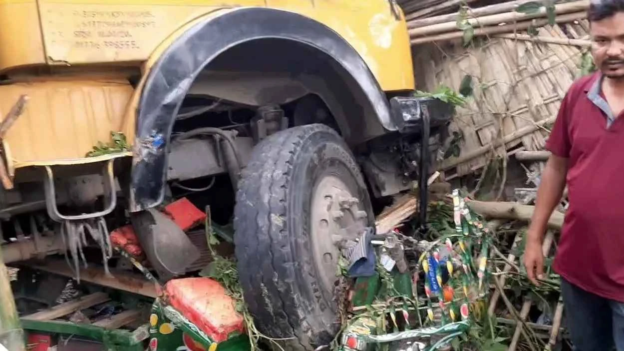 নীলফামারীতে ট্রাকচাপায় নিহত ৪