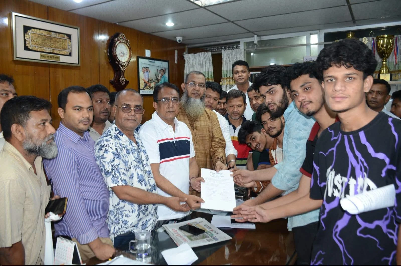 এইচএসসি পরীক্ষা পেছানোর দাবিতে বগুড়ার সাতমাথায় সড়ক অবরোধ, আশ্বাসে কর্মসূচি প্রত্যাহার