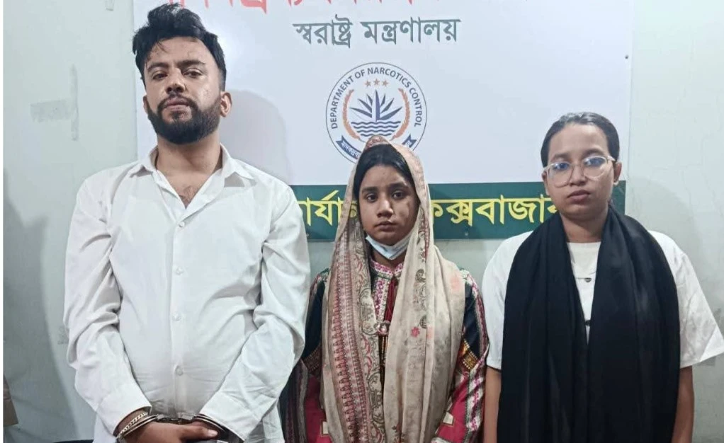 কক্সবাজারে স্বরাষ্ট্র মন্ত্রণালয়ের স্টিকার লাগানো গাড়িতে ৬ হাজার ইয়াবা, আটক ৩