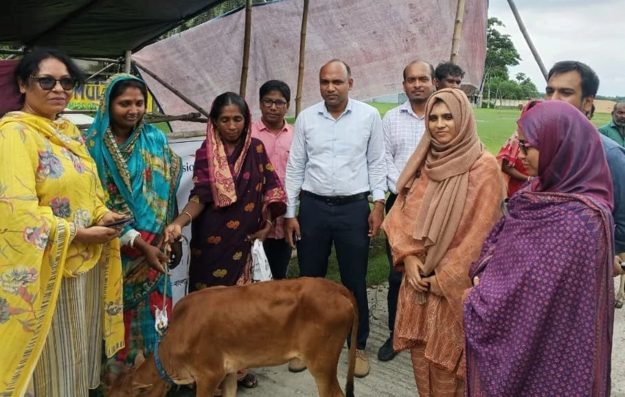 রামপালে ‘জয় অব গিভিং’ কর্মসূচিতে ৮০ দুঃস্থ পরিবার পেল গবাদিপশু ও হাঁস-মুরগির সহায়তা