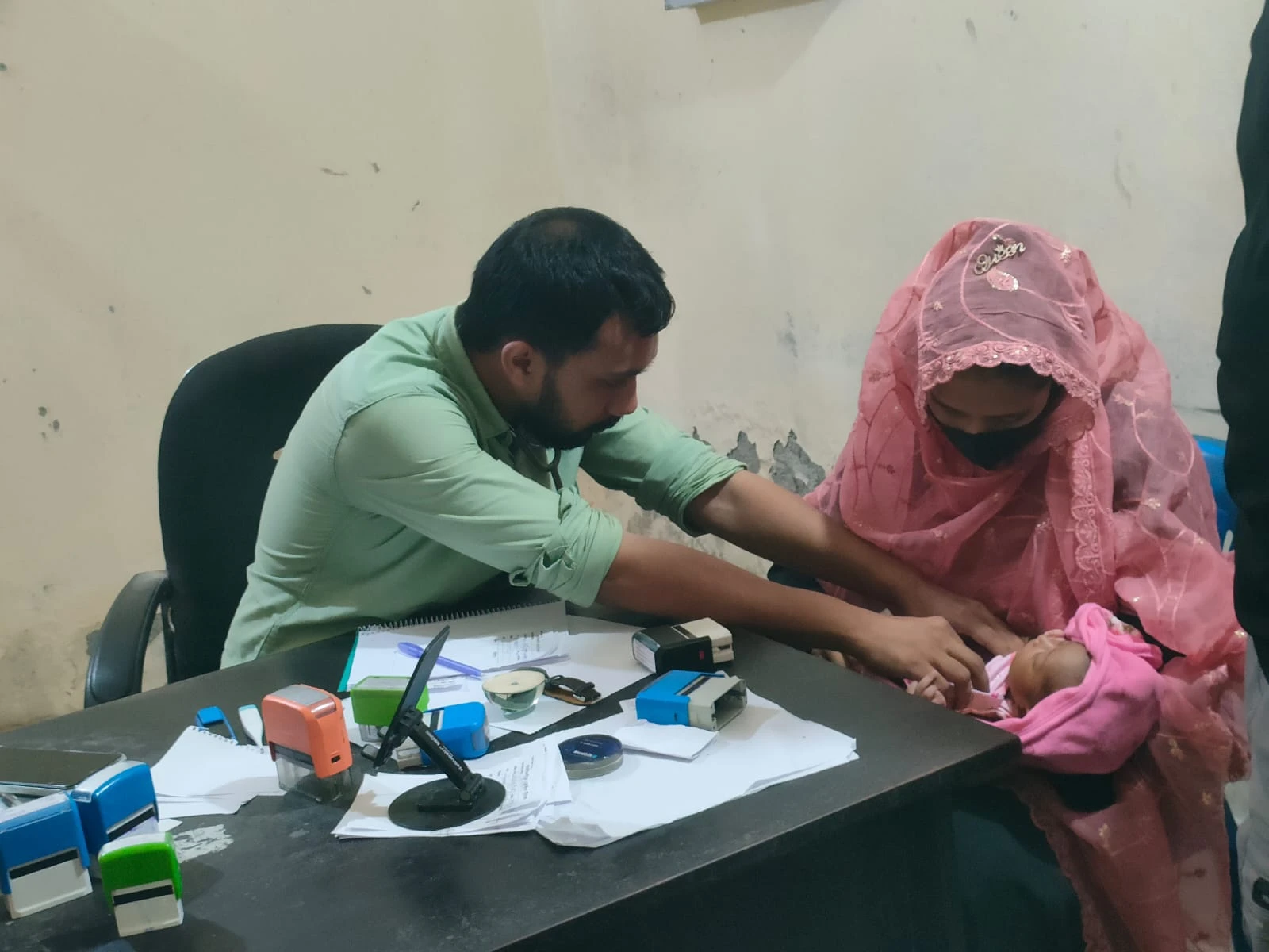 মনপুরায় আশঙ্কাজনকহারে বাড়ছে হামের প্রকোপ, সেবা দিতে হিমশিম হাসপাতাল কর্তৃপক্ষ
