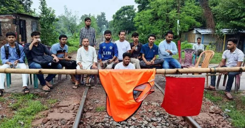 ট্রেনে রাবি শিক্ষার্থীকে মারধর, প্রতিবাদে রাজশাহীর সঙ্গে সারাদেশের রেল যোগাযোগ বন্ধ