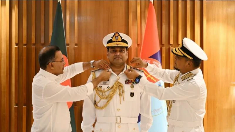 নবনিযুক্ত নৌবাহিনী প্রধানকে র‍্যাংক ব্যাজ পরালেন প্রধানমন্ত্রী