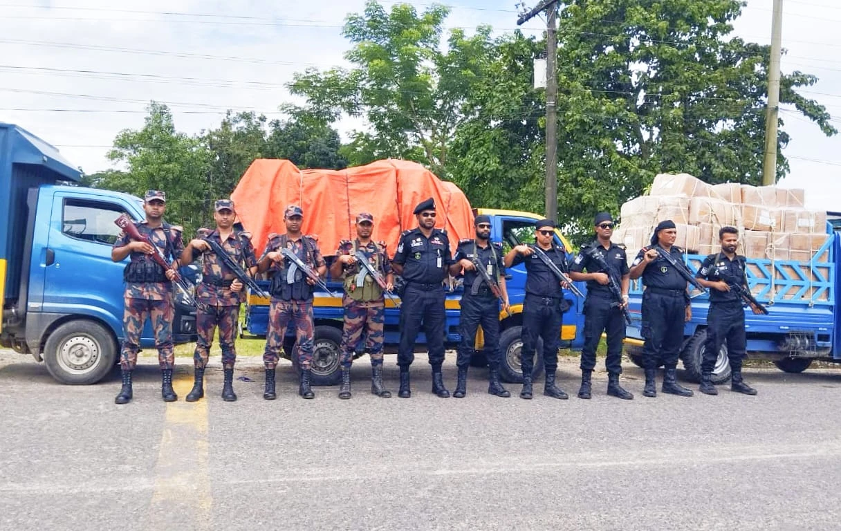 যৌথ অভিযানে ৩ কোটি ২৫ লাখ টাকার ভারতীয় পণ্য জব্দ