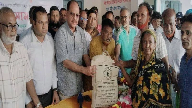 বন্যাদুর্গতদের পাশে সরকার ও বিএনপি, ধুনটে ত্রাণ বিতরণ অনুষ্ঠানে এমপি সিরাজ