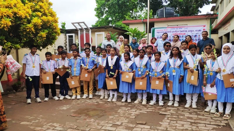 ভাঙ্গুড়ার শরৎনগর সরকারি প্রাথমিক বিদ্যালয়ে বৃত্তিপ্রাপ্ত শিক্ষার্থীদের মাঝে মেডেল  ও সনদ বিতরণ