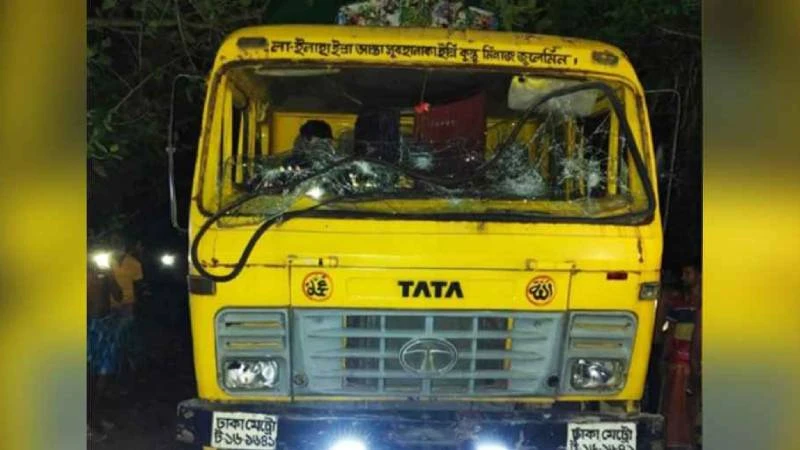 খুলনায় ট্রাকচাপায় একই পরিবারের ৩ জনের মৃত্যু