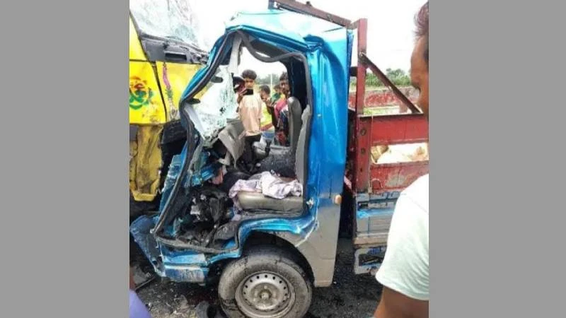 বগুড়ায় দুই ট্রাকের মুখোমুখি সংঘর্ষ: নিহত ৪জন