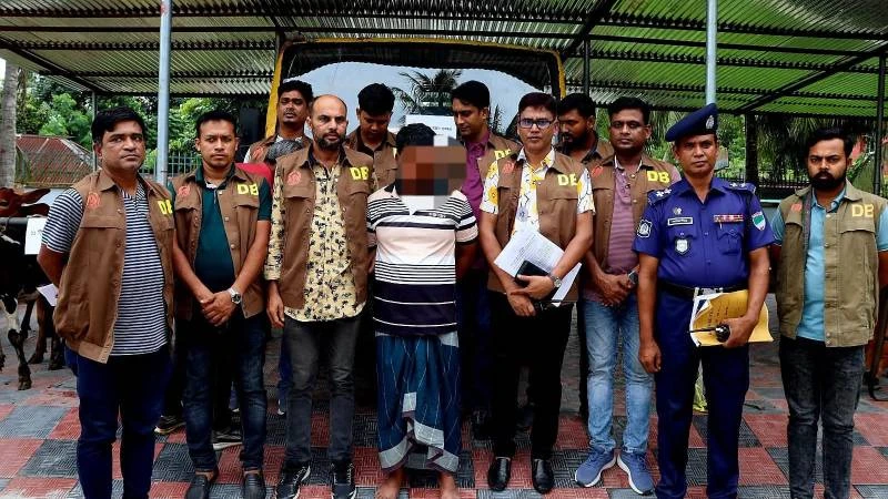 বাগেরহাট জেলা গোয়েন্দা পুলিশ ডিবির অভিযানে ১১ টি গরু, একটি ট্রাক উদ্ধারসহ ৩ গরুচোর গ্রেফতার