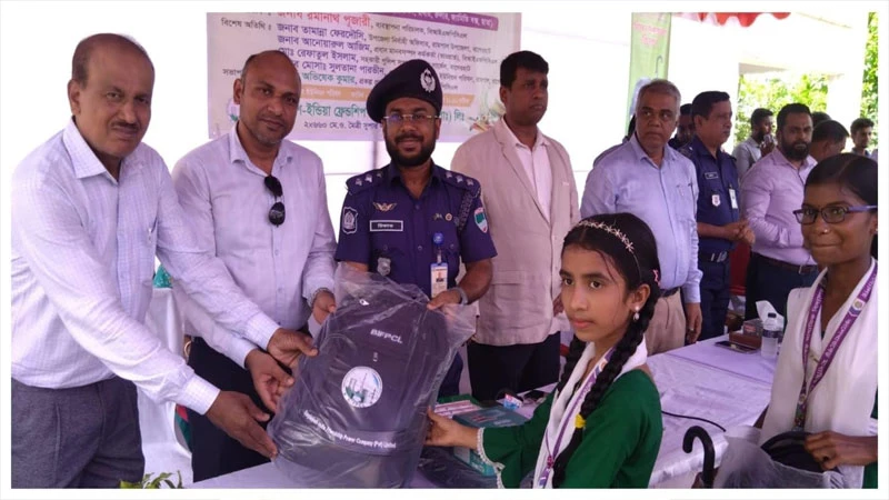 রামপালে শিক্ষার্থীদের মাঝে শিক্ষা উপকরণ বিতরণ