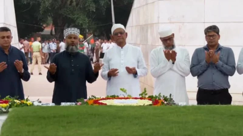জিয়াউর রহমান ও খালেদা জিয়ার সমাধিতে শ্রদ্ধা জানালেন নবনির্বাচিত রাষ্ট্রপতি