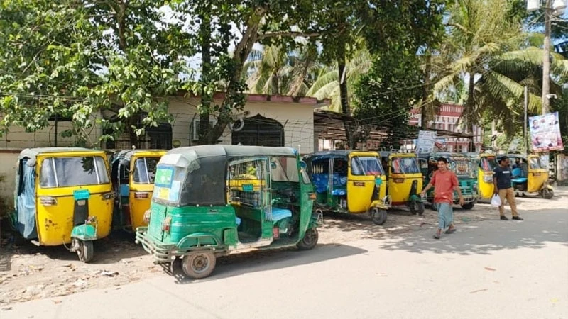 পুলিশি হয়রানির অভিযোগে মতলব উত্তরে সিএনজি চলাচল বন্ধ
