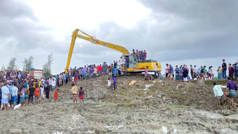 জলাবদ্ধতা নিরসনে নোয়াখালীর আলোচিত ‘রিকশাওয়ালার বাঁধ’ অপসারণ
