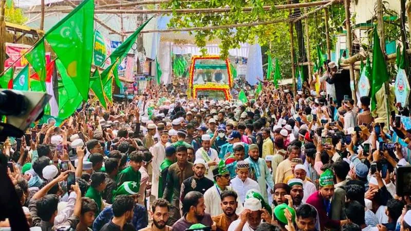 চট্টগ্রামে জশনে জুলুস: লাখো মানুষের ঢল