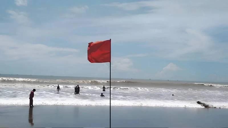 বঙ্গোপসাগরে লঘুচাপের প্রভাব, ৪ সমুদ্রবন্দরে ৩ নম্বর সতর্কসংকেত