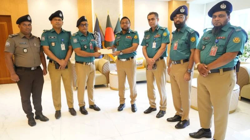 উত্তরায় সোয়া কোটি টাকা লুট: ক্লুলেস মামলার রহস্য উদ্ঘাটনে ডিএমপির উত্তরা বিভাগের  ডিসিসহ পুলিশ কর্মকর্তাদের বিশেষ পুরস্কার প্রদান
