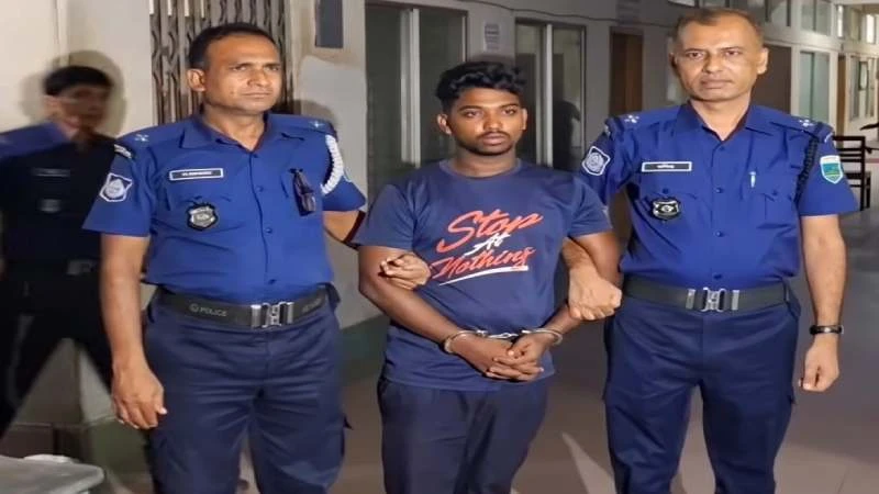 চলন্ত কুড়িগ্রাম এক্সপ্রেসে নারীকে ধর্ষণের অভিযোগে ক্যান্টিনবয় গ্রেপ্তার