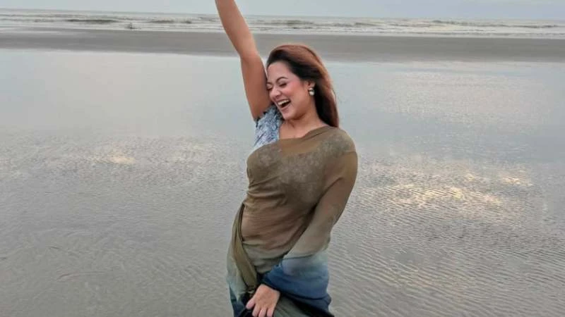 কক্সবাজারে নতুন লুকে ধরা দিলো দীঘি