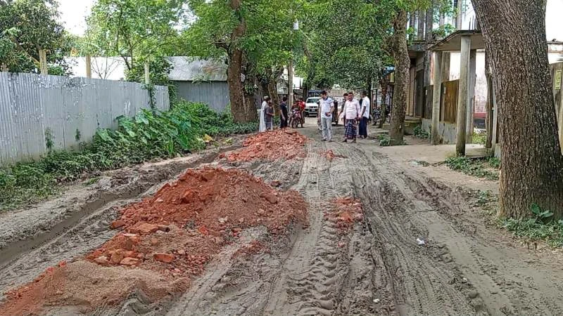 কসবা জয়নগর বাজার সড়ক মেরামতে বন্ধের দিনেও মাঠে ইউএনও, লাঘব হচ্ছে জনদুর্ভোগ
