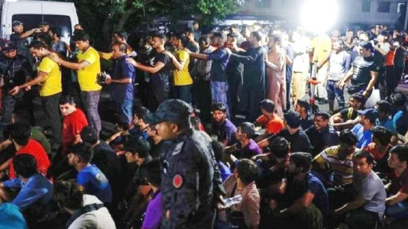ধরপাকড়ের চাপে মালয়েশিয়া ছাড়ছেন অবৈধরা