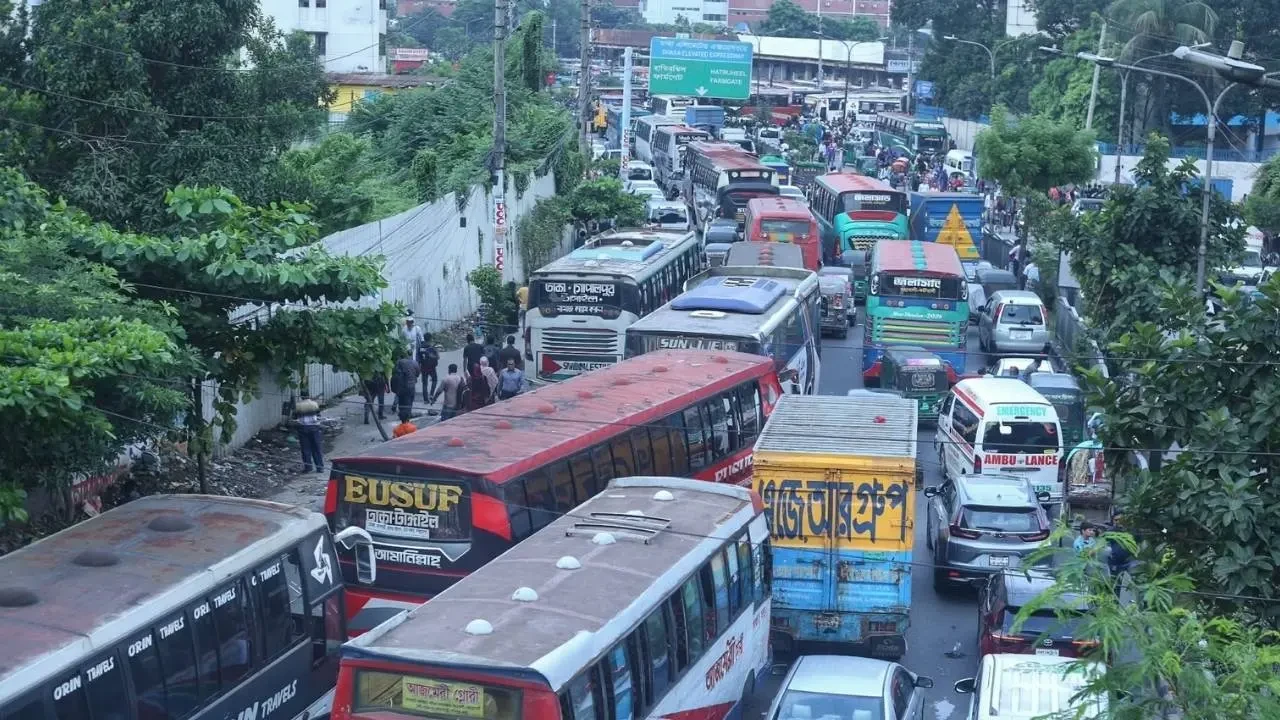 মহাখালীতে বাস ডাম্পিংয়ের প্রতিবাদে সড়ক অবরোধ, যান চলাচল বন্ধ