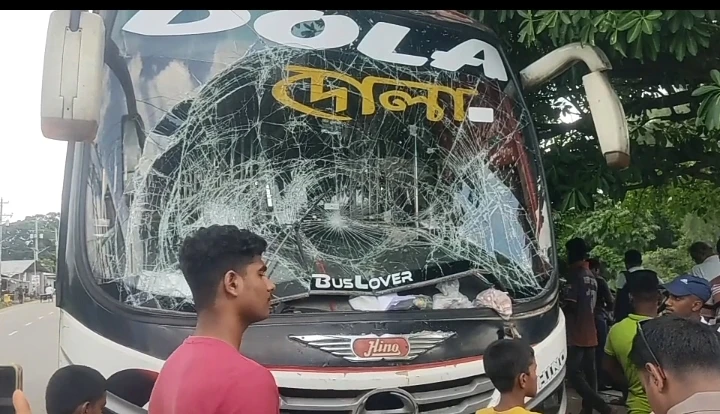 টুঙ্গিপাড়ায় ব্রেক ফেল করে টোল প্লাজায় দোলা পরিবহনের ধাক্কা, আহত ১