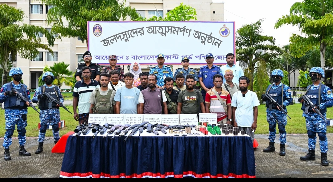 সুন্দরবনের কুখ্যাত ডাকাত নানা ভাই বাহিনীর প্রধানসহ ১২ সক্রিয় সদস্যের আত্মসমর্পণ