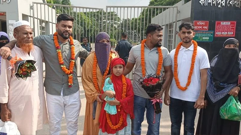 আলোচিত নুসরাত হত্যা, ৭ বছর পর মায়ের সাথে  মুক্তি পেলেন মোবাশ্বেরা খানম রাথী