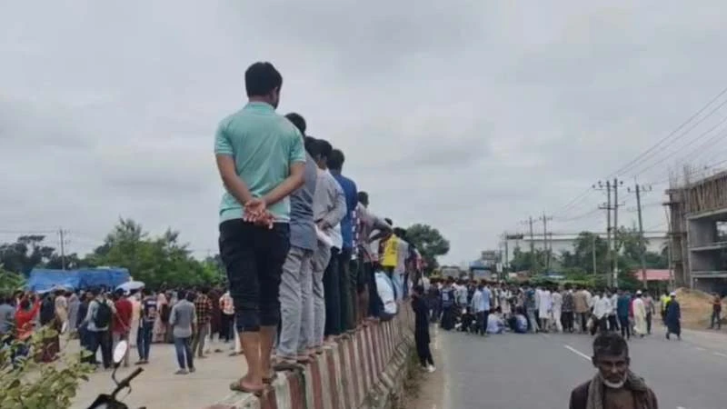 অপ্রতিম হত্যার বিচারের দাবিতে ঢাকা-চট্টগ্রাম মহাসড়ক অবরোধ