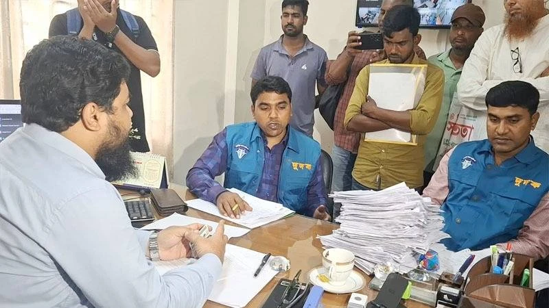জামালপুর আঞ্চলিক পাসপোর্ট অফিসে দুদকের অভিযান