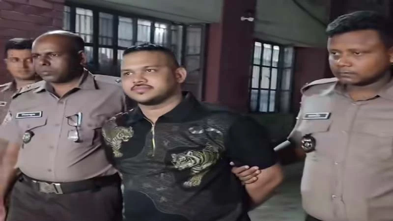 প্রিজন ভ্যান থেকে ২৫ মামলার আসামি পলায়নঃ ৫ পুলিশ সদস্য সাময়িক বরখাস্ত