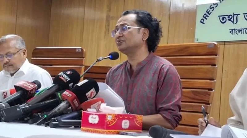 এলপিজির সংকট নেই, মজুতদারি করলে ব্যবস্থা: তথ্য উপদেষ্টা