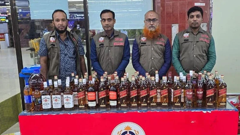 হজরত শাহজালাল আন্তর্জাতিক বিমানবন্দরে ৮১ লিটার বিদেশি মদ জব্দ