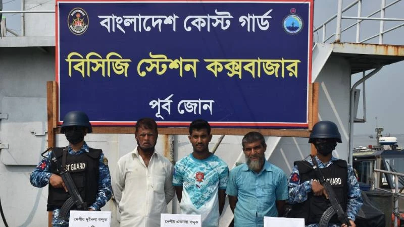 চকরিয়ায় কোস্ট গার্ডের অভিযানে দেশীয় আগ্নেয়াস্ত্র ও গোলাবারুদসহ ৩ সন্ত্রাসী আটক