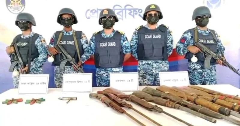 সুন্দরবনে কোস্ট গার্ডের অভিযানে বিপুল পরিমান অস্ত্র ও গোলাবারুদ উদ্ধার
