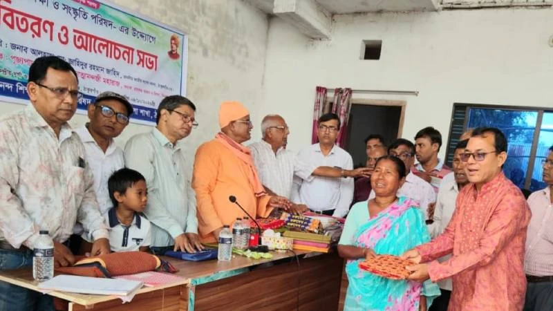 পীরগঞ্জে শারদীয় দুর্গাপূজা উপলক্ষ্যে দুঃস্থদের মাঝে বস্ত্র বিতরণ