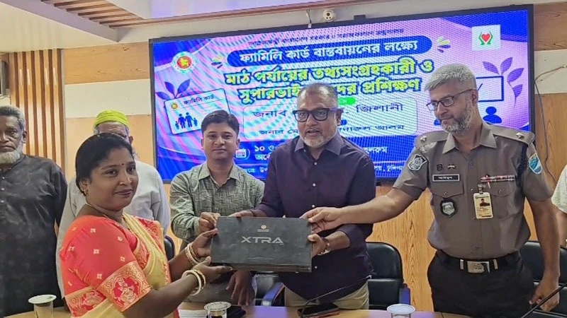 টুঙ্গিপাড়ায় ফ্যামিলি কার্ডের তথ্য সংগ্রহকারীদের প্রশিক্ষণ ও ট্যাব বিতরণ