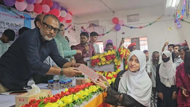 টুঙ্গিপাড়া সরকারি কলেজে নবীনবরণ অনুষ্ঠিত