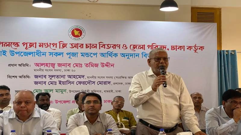 ধামরাইয়ে পূজামণ্ডপে জিআর চাল ও আর্থিক অনুদান বিতরণ