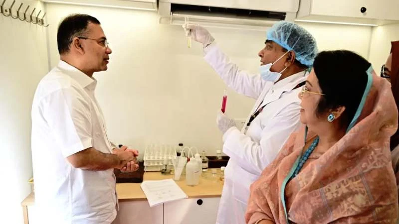 নিরাপদ খাদ্য পরীক্ষার ভ্রাম্যমাণ ল্যাব পরিদর্শন করলেন প্রধানমন্ত্রী