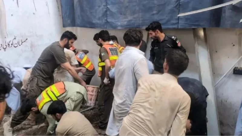 পাকিস্তানে স্কুলের ছাদ ধসে শিক্ষিকাসহ ২১ শিশুর মৃত্যু