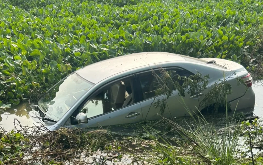 চালকের ঘুমে নিয়ন্ত্রণ হারিয়ে খাদে প্রাইভেটকার, অল্পের জন্য রক্ষা দুইজন