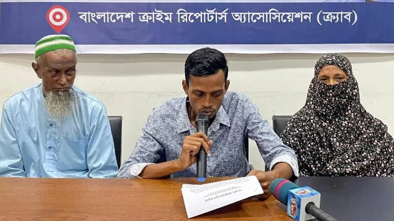 সাংবাদিকের অবস্থান ঢাকায়, চাঁদাবাজী মামলা আত্রাই!